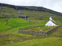 Saksun Kirche und Skipáfossur_Insel Streymoy